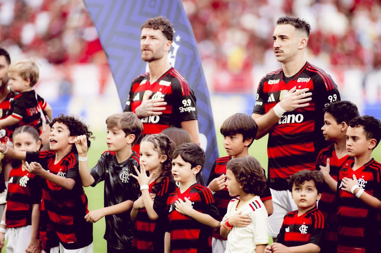 O lance que fez o Flamengo falar em "bizarrice da arbitragem" no jogo com o Grêmio Flamengo empatou com o Grêmio