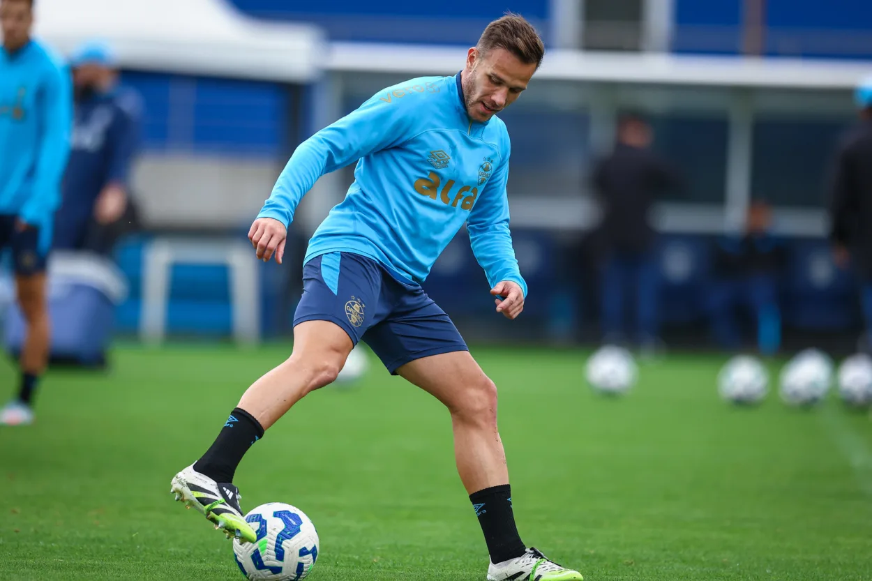 Treino do Grêmio tem gol de Arthur e homenagem especial entregue no CT Arthur perto da volta ao Grêmio