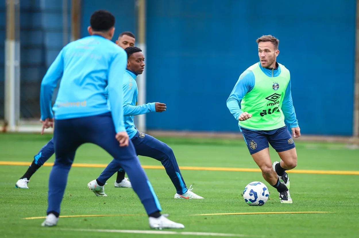 Arthur dá assistência para Edenilson no Grêmio e resume Willian com uma palavra Arthur pelo Grêmio