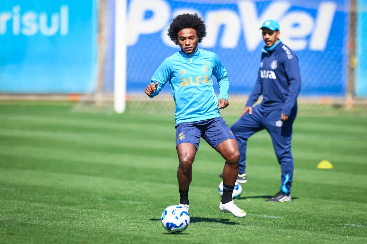 Arthur e Willian? Expectativa sobre a escalação do Grêmio contra o Mirassol RS - FUTEBOL/ TREINO GREMIO 2025 - ESPORTES - Jogadores do Gremio realizam treino técnico durante a manha deste domingo, no CT Luiz Carvalho, na preparação para a partida valida pelo Campeonato Brasileiro 2025. FOTO: LUCAS UEBEL/GREMIO FBPA
