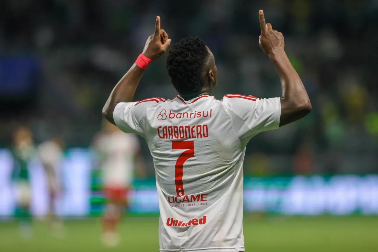 Sobis chama atenção para reação de Carbonero após gol do Inter: 