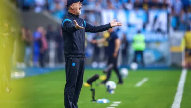 Leitura labial mostra revolta de Mano com auxiliar do Grêmio por troca errada: "Está maluco?" Mano Menezes e Grêmio