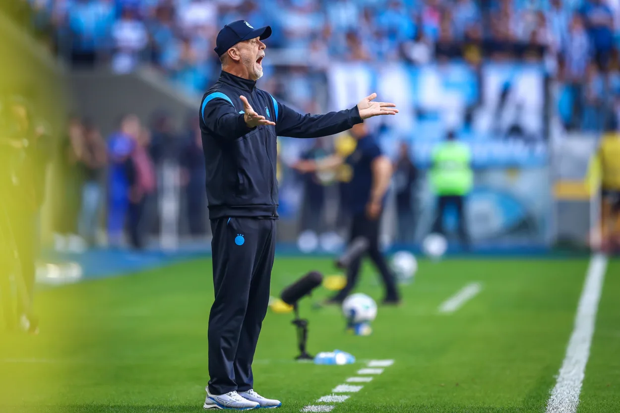 Leitura labial mostra revolta de Mano com auxiliar do Grêmio por troca errada: "Está maluco?" Mano Menezes e Grêmio