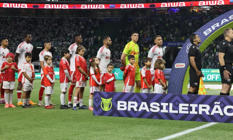 Inter relaciona "todo mundo", mas mantém duplo mistério na escalação do Gre-Nal Goleiro Sergio Rochet e outros jogadores do Inter, no momento do hino nacional brasileiro