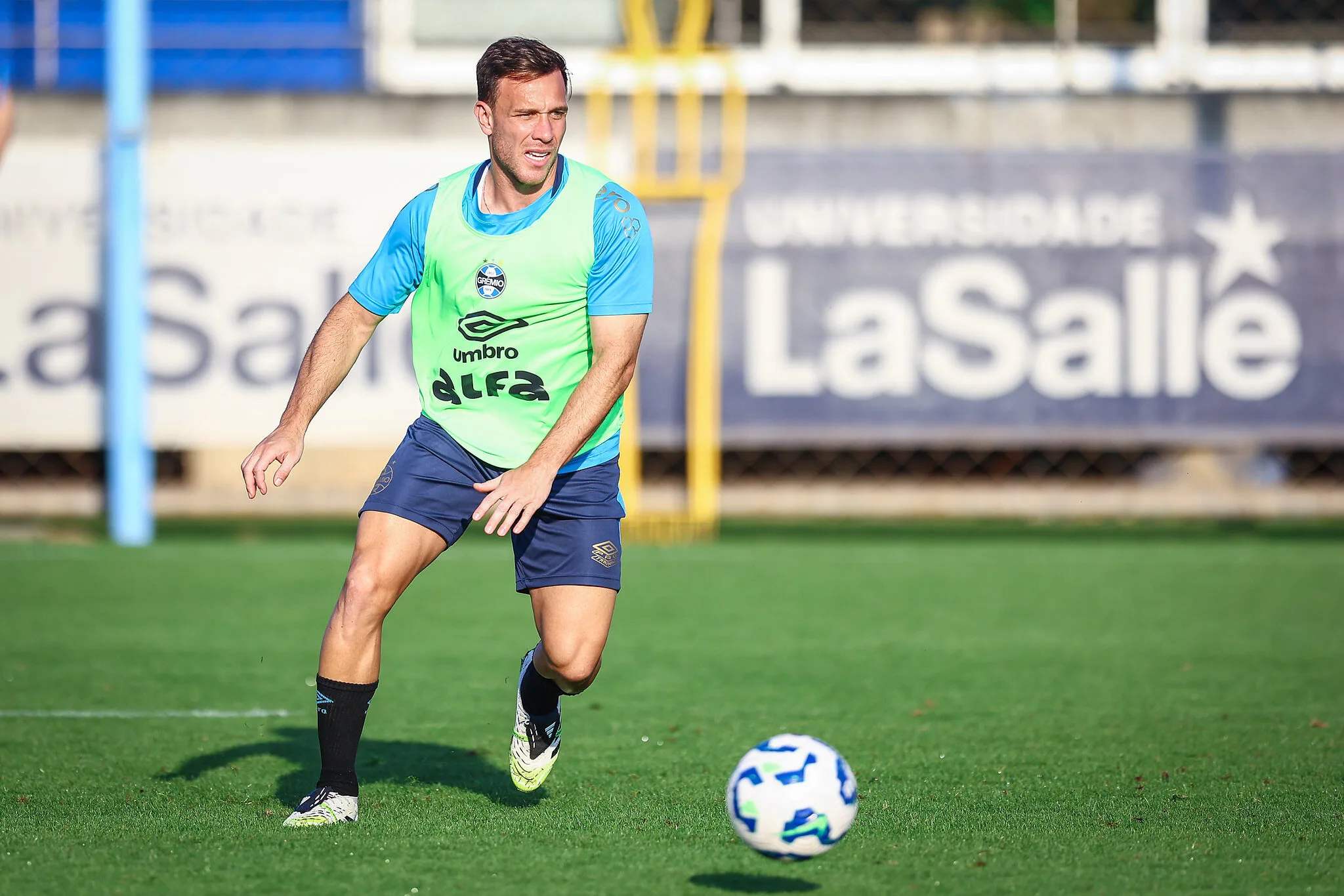 Como irá funcionar o posicionamento do meio de campo do Grêmio no Gre-Nal Arthur será titular do Grêmio