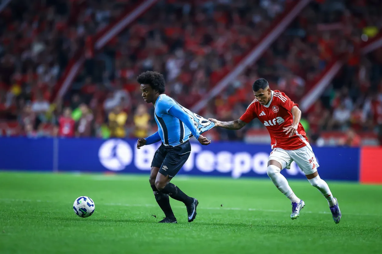 Willian atende torcedores do Inter no Beira-Rio e princípio de confusão é registrado Willian pelo Grêmio