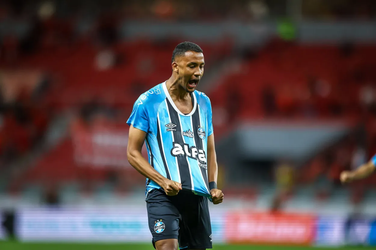 André Henrique brilha pelo Grêmio no Gre-Nal e manda recado: "O maior venceu" André Henrique pelo Grêmio