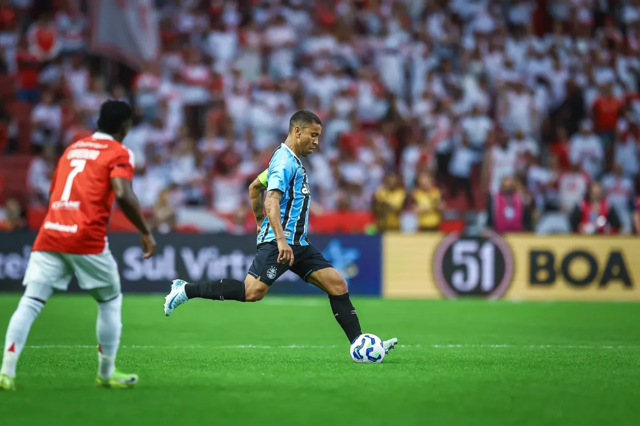 Marcos Rocha encanta torcida do Grêmio no Gre-Nal e recebe elogio de Diego Tardelli Marcos Rocha vai bem no Grêmio