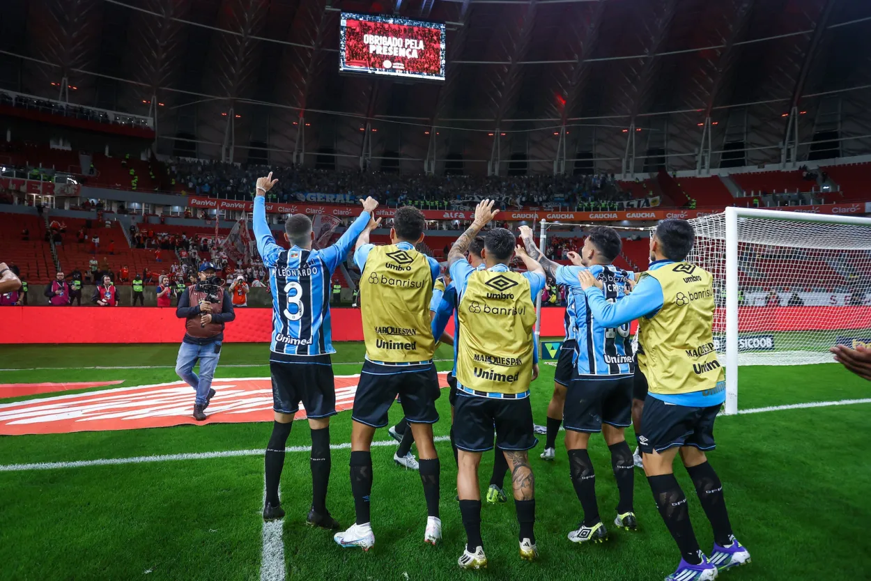 Grêmio ultrapassa Inter, sobe na tabela do Brasileirão e mudará time contra o Botafogo Grêmio venceu o Inter fora