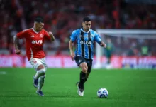 Patrocinadora paga o Inter, mas mantém atraso com o Grêmio; entenda o caso RS - FUTEBOL/CAMPEONATO BRASILEIRO 2025 /GRENAL 448 - ESPORTES - Lance da partida entre Gremio e Internacional disputada na tarde deste domingo, no Estádio Beira-Rio, em partida valida pelo Campeonato Brasileiro 2025.