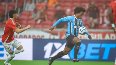 Willian estreia no Gre-Nal, agrada Mano Menezes e já vira esperança no Grêmio RS - FUTEBOL/CAMPEONATO BRASILEIRO 2025 /GRENAL 448 - ESPORTES - Lance da partida entre Gremio e Internacional disputada na tarde deste domingo, no Estádio Beira-Rio, em partida valida pelo Campeonato Brasileiro 2025. FOTO: LUCAS UEBEL/GREMIO FBPA