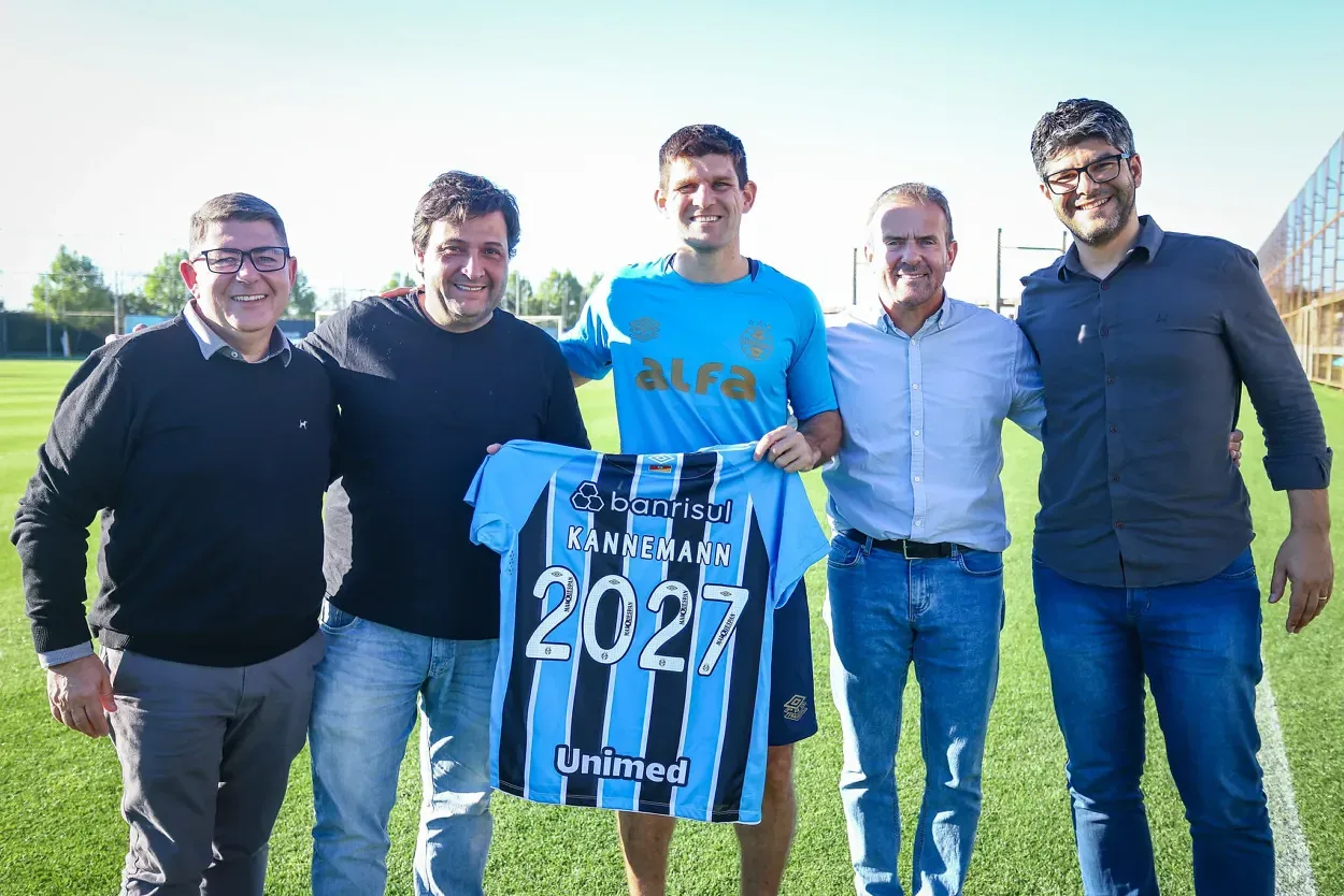 Arthur se manifesta na web após descobrir renovação de Kannemann com o Grêmio Kannemann renova com o Grêmio