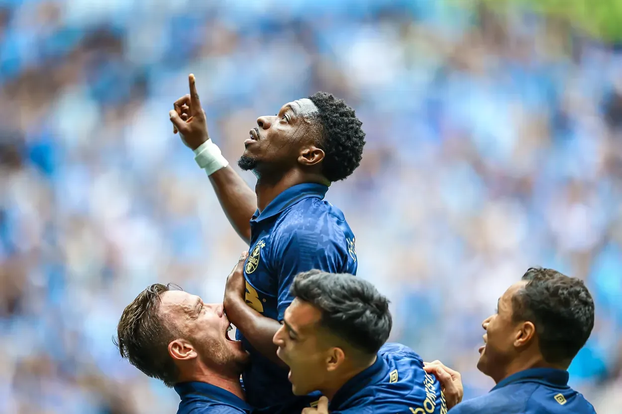 Amuzu se manifesta após decidir vitória do Grêmio: "Esperei o meu momento" Amuzu se destaca pelo Grêmio