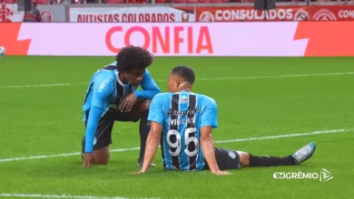 Grêmio sofre com 13 jogadores no departamento médico: veja cada lesão e previsão de retorno Willian e Carlos Vinícius, jogadores do Grêmio