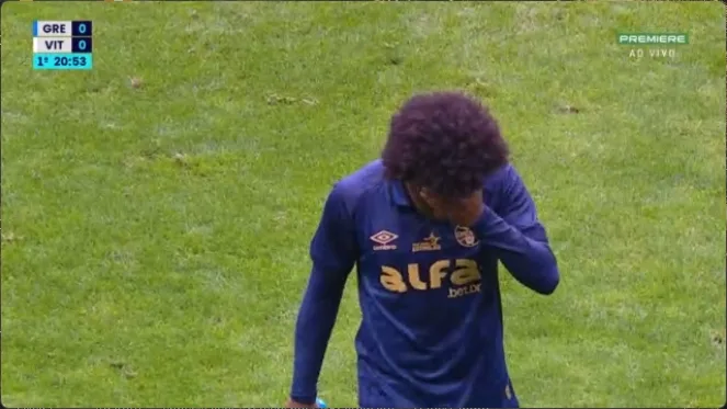 Lesão assusta, mas Grêmio mantém fé em recuperação de Willian para reta final do Brasileirão Jogador do Grêmio, Willian saindo de campo abatido após lesão no pé