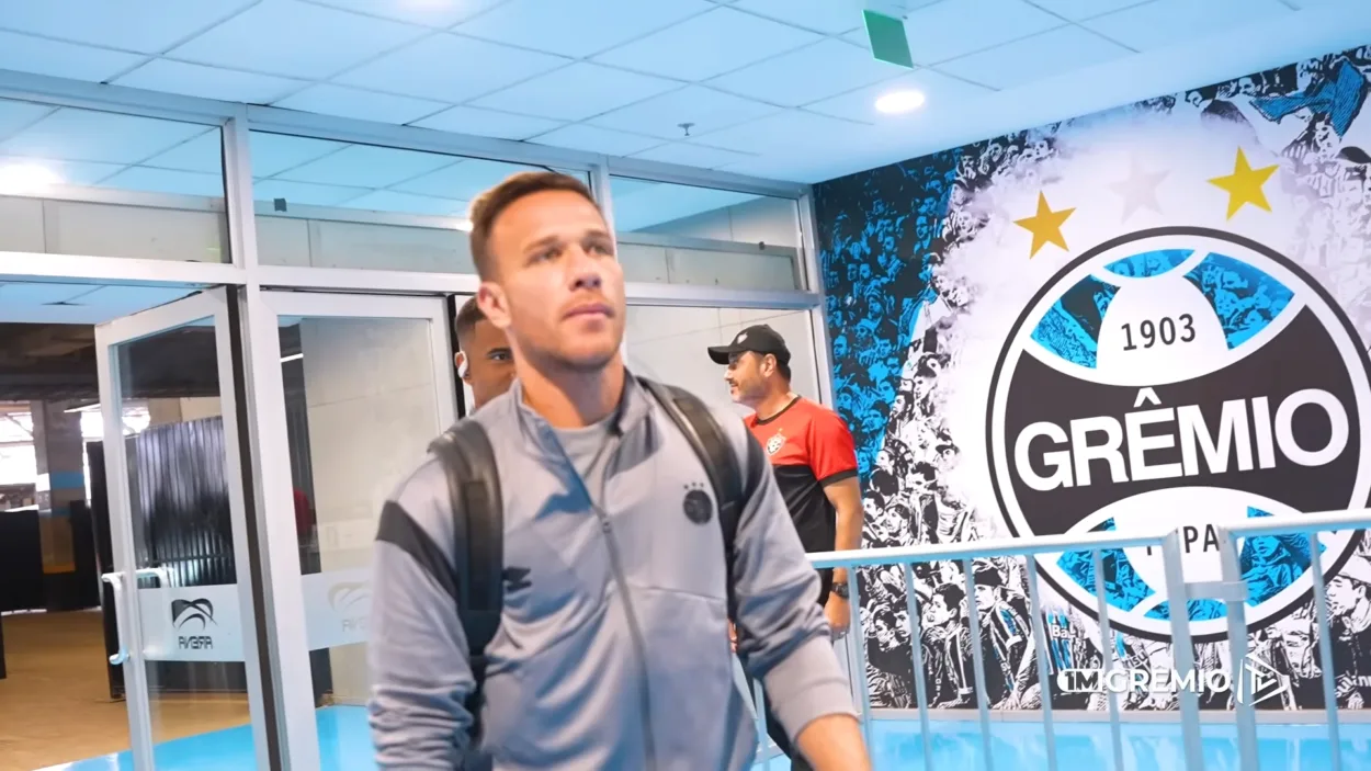 O gesto de Arthur com Pavón no vestiário do Grêmio após a vitória na Arena Arthur pelo Grêmio