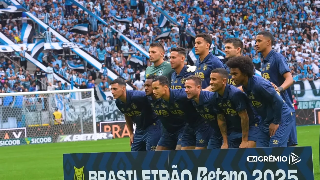 TIme com 11 jogadores titulares do Grêmio pousam para foto antes de partida