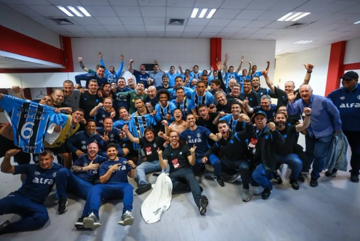 Jogadores do Grêmio fazem "1 minuto de silêncio" para o Inter após Gre-Nal; assista Grêmio venceu