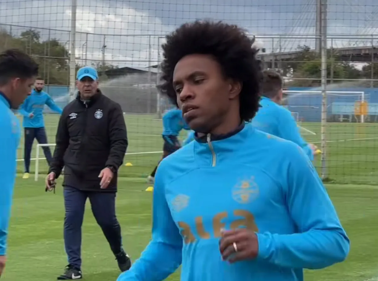 Vídeo mostra treino do Grêmio com Willian e retorno de atletas lesionados Willian treina no Grêmio