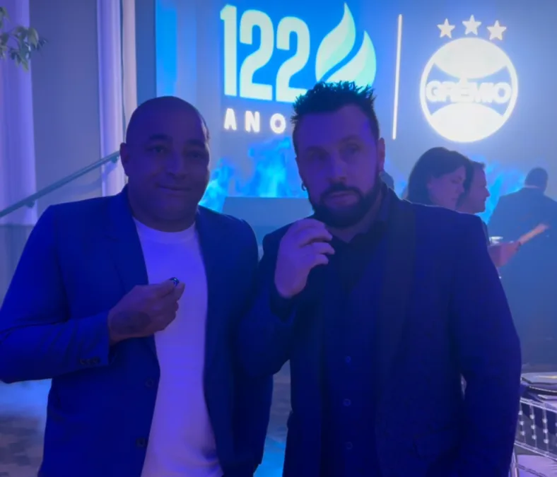 Pitbull vira "repórter" na festa do Grêmio e publica conteúdo com Polga, Pico e Luís Mário Pitbull e Anderson Pico no Grêmio