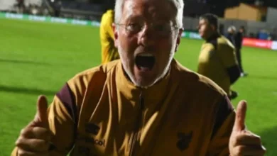 Ex-Inter, Odair Hellmann "sofre" entrada dura, leva tombo e se irrita em jogo da Série B Odair ex-Inter