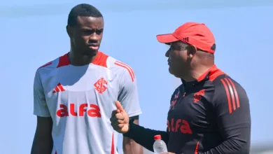 Rochet retorna ao Inter e Roger Machado define escalação para enfrentar o Palmeiras Ricardo Mathias e Roger Machado, em treino no CT do Inter