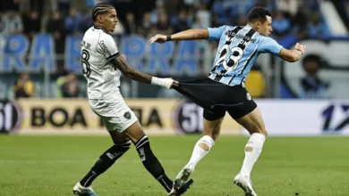 Mano Menezes quebra silêncio após Grêmio 1x1 Botafogo e manda recado à torcida Marlon, em disputa de bola durante partida entre Grêmio x Botafogo, válida pela 16ª rodada do Campeonato Brasileiro 2025. FOTO: Roberto Vinícius/AGAFOTO/Gazeta Press