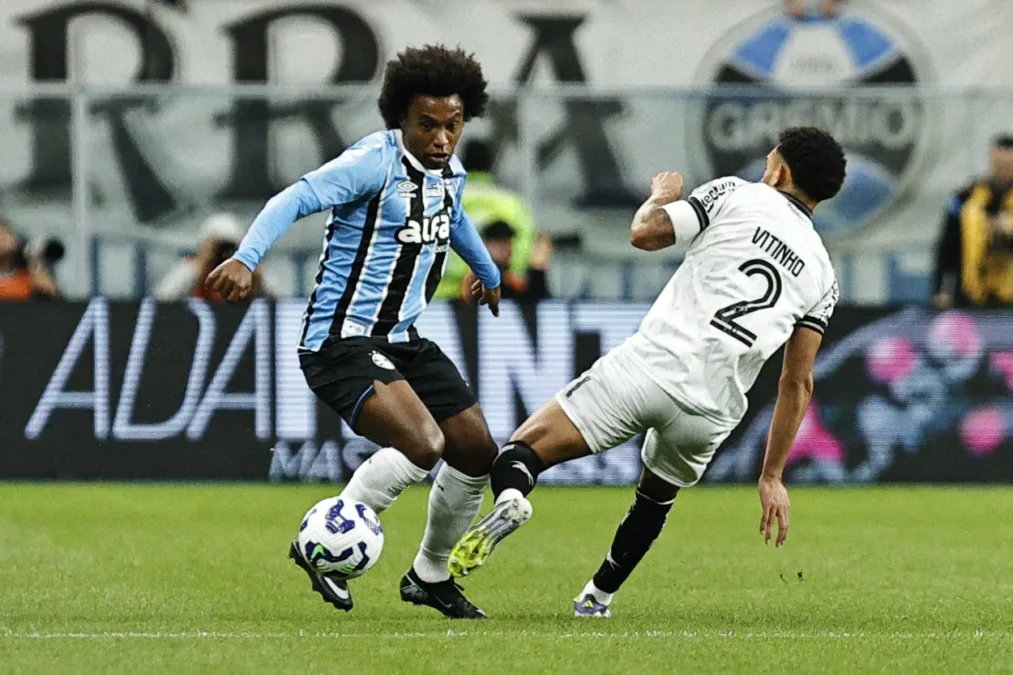 Os dois jogadores do Grêmio destacados pelo auxiliar de Mano Menezes em coletiva Willian (88), jogador do Grêmio durante partida contra o Botafogo, válida pela 16ª rodada do Campeonato Brasileiro 2025. FOTO: Roberto Vinícius/AGAFOTO/Gazeta Press