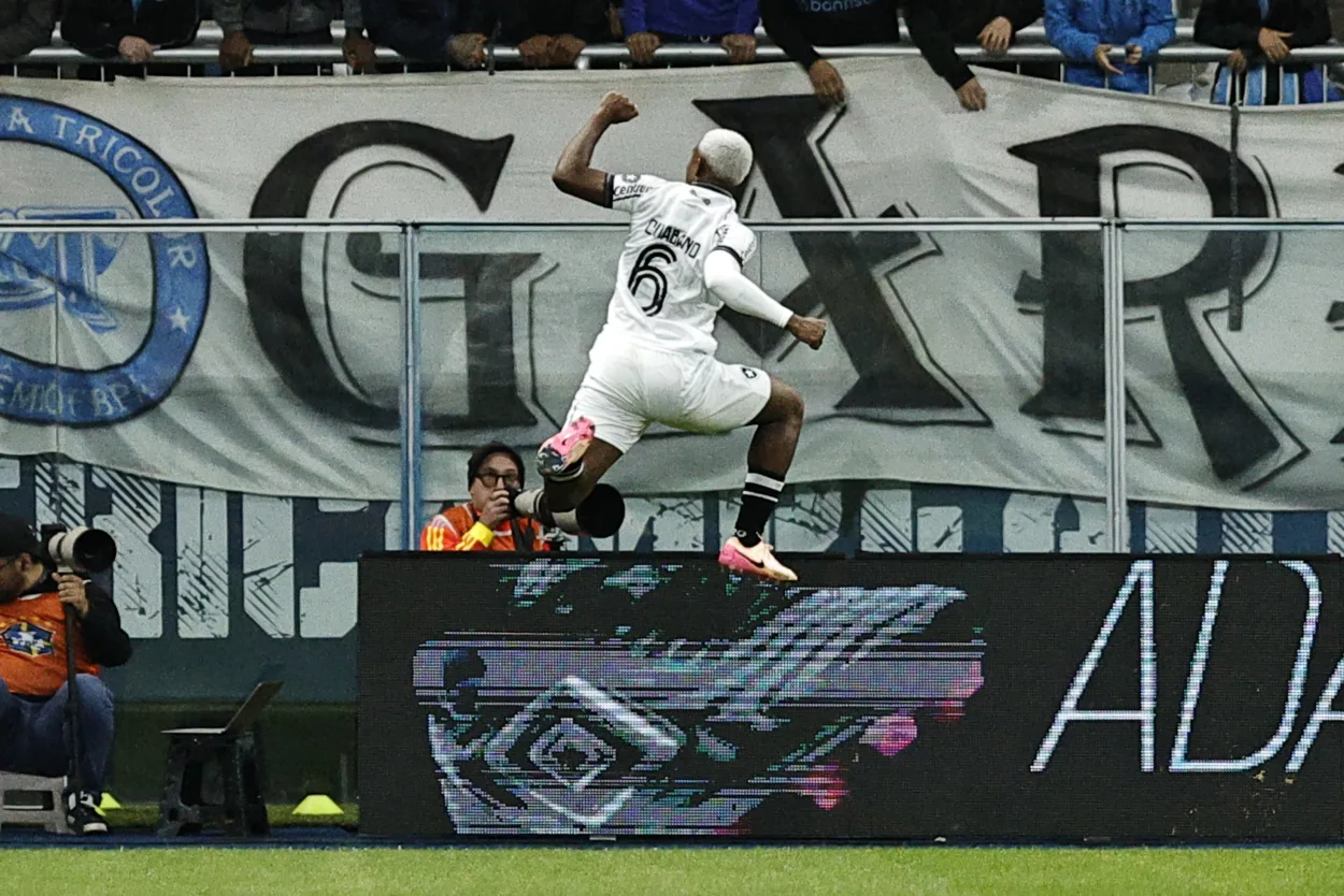 Alex Bagé critica provocação de Cuiabano após empate e cobra respeito ao Grêmio Cuiabano (6), jogador do Botafogo comemora gol marcado durante partida contra o Grêmio, válida pela 16ª rodada do Campeonato Brasileiro 2025. FOTO: Roberto Vinícius/AGAFOTO/Gazeta Press