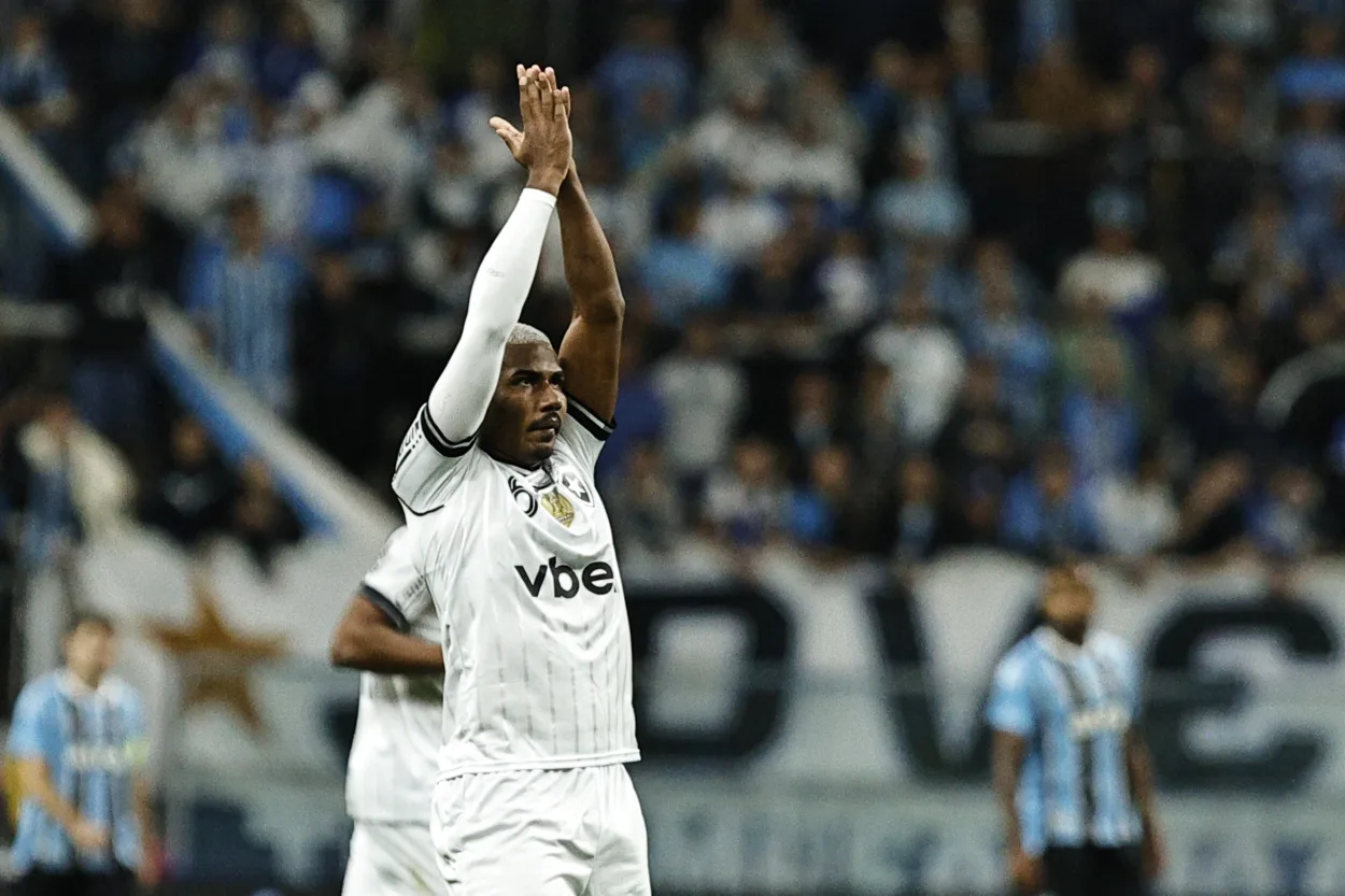 Cuiabano (6), jogador do Botafogo comemora gol marcado durante partida contra o Grêmio, válida pela 16ª rodada do Campeonato Brasileiro 2025. FOTO: Roberto Vinícius/AGAFOTO/Gazeta Press