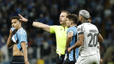 VAR em Grêmio x Botafogo: especialista de arbitragem analisa pênalti que gerou protestos Lucas Paulo Torezin, árbitro paranaense durante partida entre Grêmio x Botafogo, válida pela 16ª rodada do Campeonato Brasileiro 2025. FOTO: Roberto Vinícius/AGAFOTO/Gazeta Press