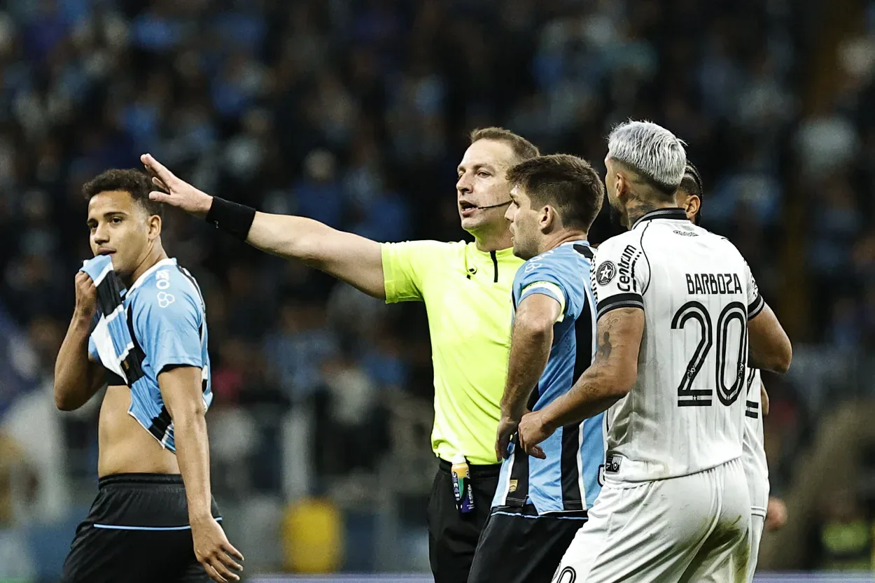 Lucas Paulo Torezin, árbitro paranaense durante partida entre Grêmio x Botafogo, válida pela 16ª rodada do Campeonato Brasileiro 2025. FOTO: Roberto Vinícius/AGAFOTO/Gazeta Press