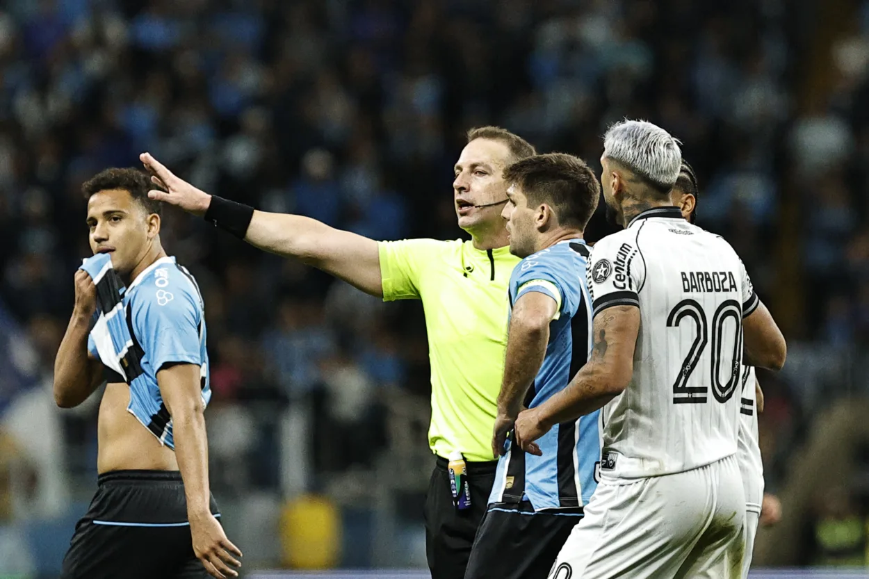Grêmio evita derrota com gol de Tiago Volpi nos acréscimos e empata com o Botafogo Roberto Vinicius/Zona Mista