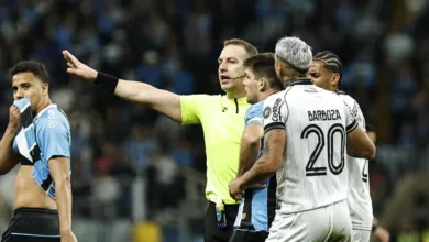 Lucas Paulo Torezin, árbitro paranaense durante partida entre Grêmio x Botafogo, válida pela 16ª rodada do Campeonato Brasileiro 2025. FOTO: Roberto Vinícius/AGAFOTO/Gazeta Press