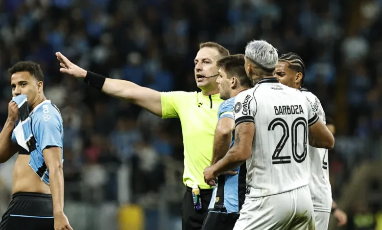 Lucas Paulo Torezin, árbitro paranaense durante partida entre Grêmio x Botafogo, válida pela 16ª rodada do Campeonato Brasileiro 2025. FOTO: Roberto Vinícius/AGAFOTO/Gazeta Press