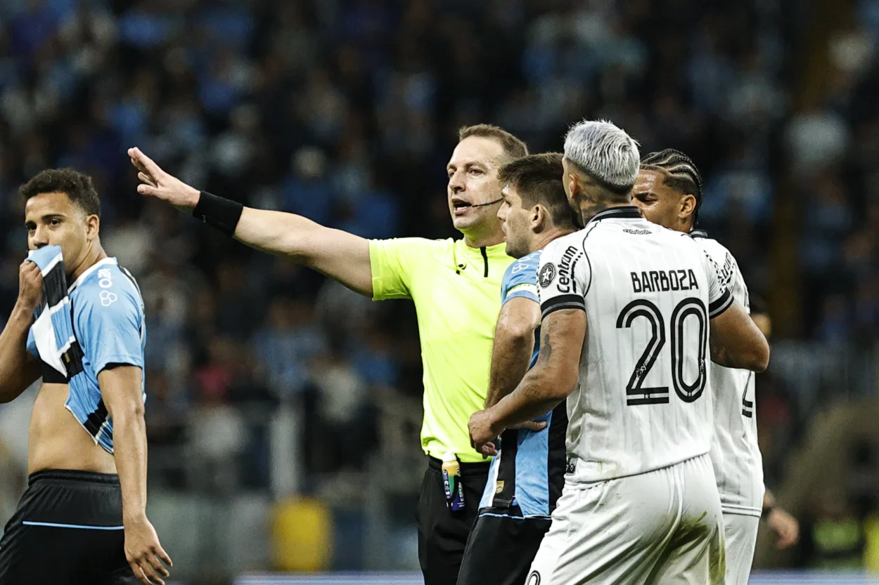 Lucas Paulo Torezin, árbitro paranaense durante partida entre Grêmio x Botafogo, válida pela 16ª rodada do Campeonato Brasileiro 2025. FOTO: Roberto Vinícius/AGAFOTO/Gazeta Press