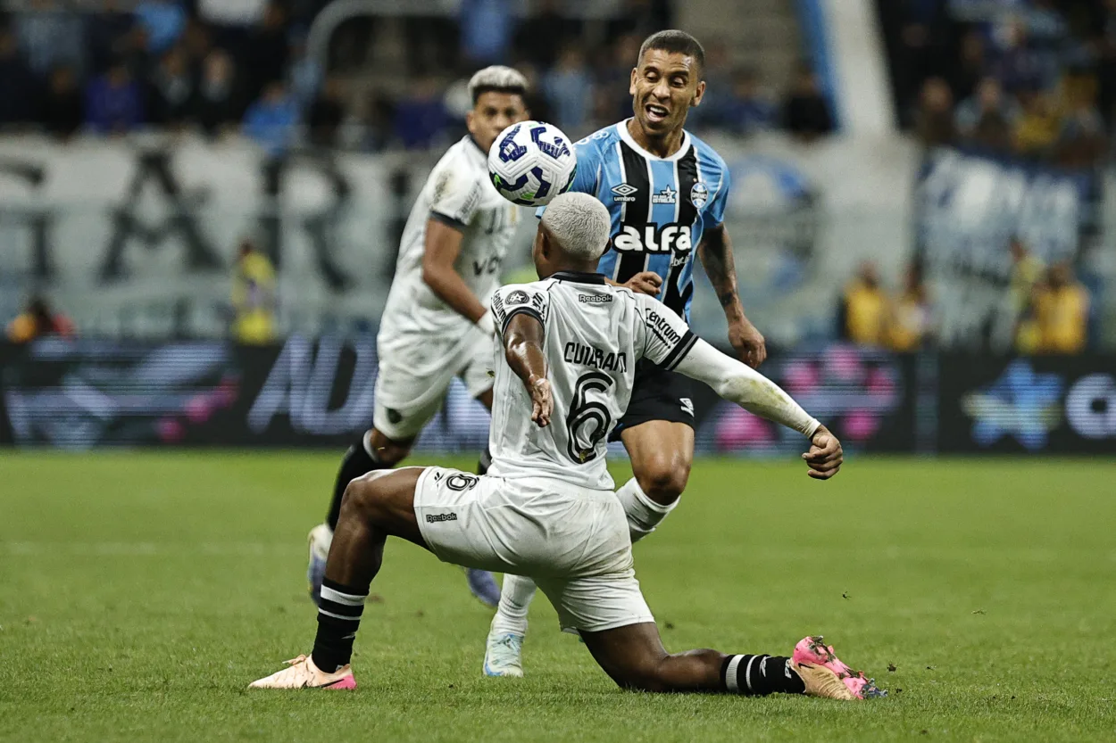 Marcos Rocha e Cuiabano - Grêmio x Botafogo - Foto: Roberto Vinicius/Zona Mista