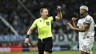 Lucas Paulo Torezin, árbitro paranaense durante partida entre Grêmio x Botafogo, válida pela 16ª rodada do Campeonato Brasileiro 2025. FOTO: Roberto Vinícius/AGAFOTO/Gazeta Press