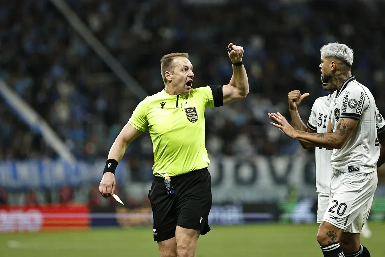 VAR em Grêmio x Botafogo: especialista de arbitragem analisa pênalti que gerou protestos Lucas Paulo Torezin, árbitro paranaense durante partida entre Grêmio x Botafogo, válida pela 16ª rodada do Campeonato Brasileiro 2025. FOTO: Roberto Vinícius/AGAFOTO/Gazeta Press
