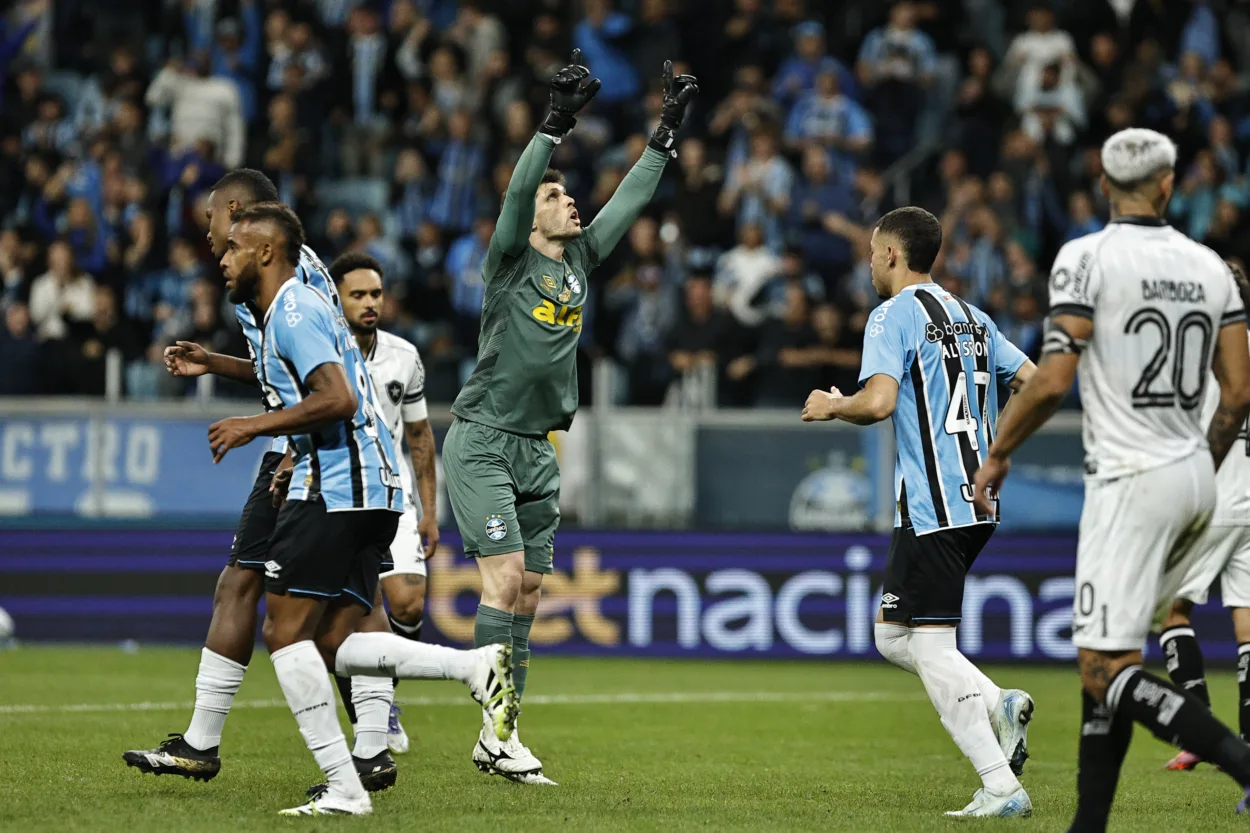 Tiago Volpi brilha no Grêmio