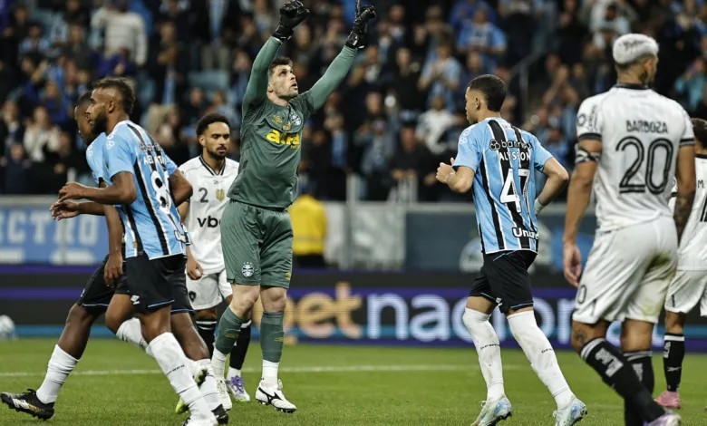 Volpi marca mais um gol pelo Grêmio e celebra "ajuda" de Kannemann na marcação do pênalti Tiago Volpi (1), goleiro do Grêmio comemora gol marcado durante partida contra o Botafogo, válida pela 16ª rodada do Campeonato Brasileiro 2025. FOTO: Roberto Vinícius/AGAFOTO/Gazeta Press
