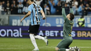 Grêmio evita derrota com gol de Tiago Volpi nos acréscimos e empata com o Botafogo Tiago Volpi (1), goleiro do Grêmio comemora gol marcado durante partida contra o Botafogo, válida pela 16ª rodada do Campeonato Brasileiro 2025. FOTO: Roberto Vinícius/AGAFOTO/Gazeta Press