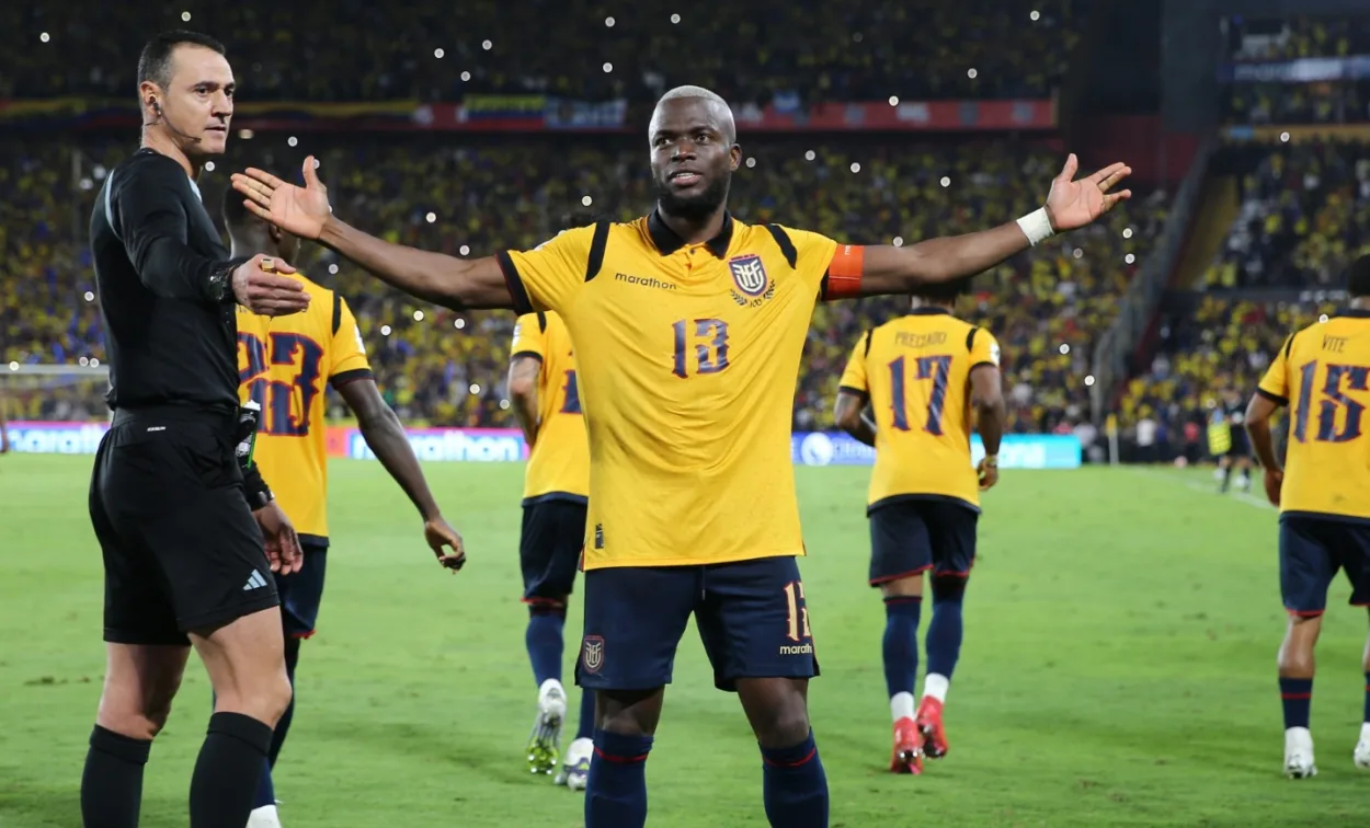 Enner Valencia, jogador do Inter, fez gol na vitória da Seleção do Equador por 1x0 na Argetina, de Messi.