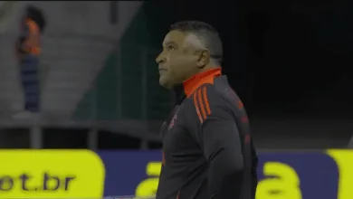 Inter retorna após goleada com segurança reforçada e encontra silêncio no aeroporto Roger Machado, treinador do Inter
