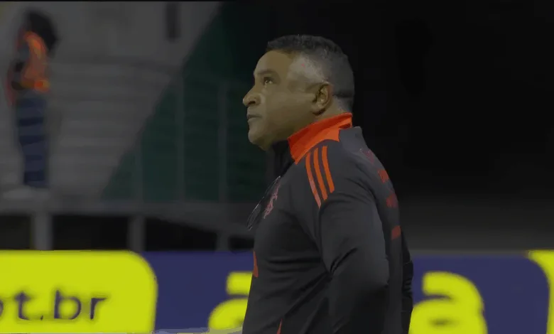 Inter retorna após goleada com segurança reforçada e encontra silêncio no aeroporto Roger Machado, treinador do Inter