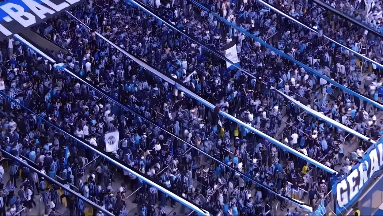 Derrota do Grêmio para o Mirassol tem 3º maior público da Arena em 2025 Setor da Geral do Grêmio em noite de jogo na Arena.