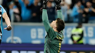 Consagrado: Tiago Volpi alcança feito inédito e entra para a história do Grêmio Tiago Volpi (1), goleiro do Grêmio comemora gol marcado durante partida contra o Botafogo, válida pela 16ª rodada do Campeonato Brasileiro 2025. FOTO: Roberto Vinícius/AGAFOTO/Gazeta Press