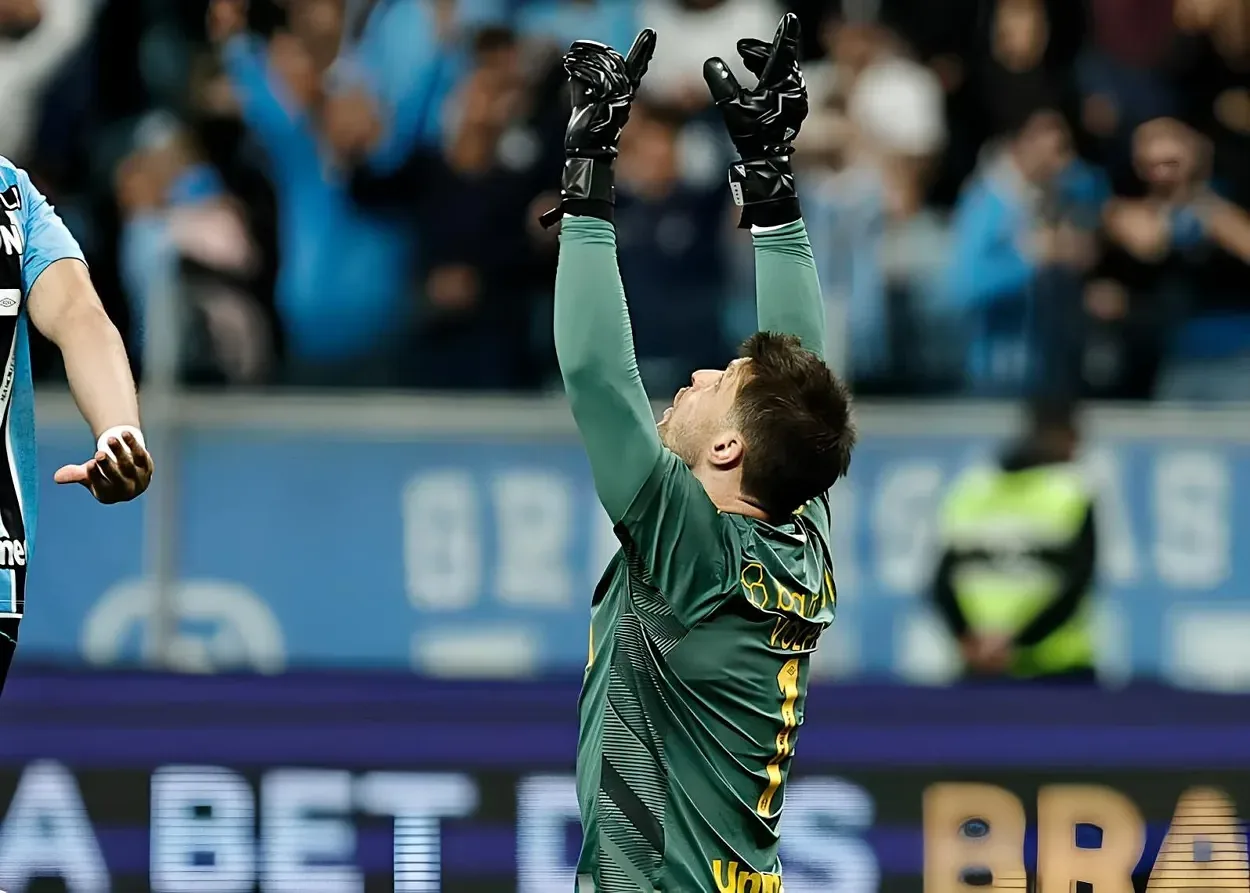 Tiago Volpi (1), goleiro do Grêmio comemora gol marcado durante partida contra o Botafogo, válida pela 16ª rodada do Campeonato Brasileiro 2025. FOTO: Roberto Vinícius/AGAFOTO/Gazeta Press