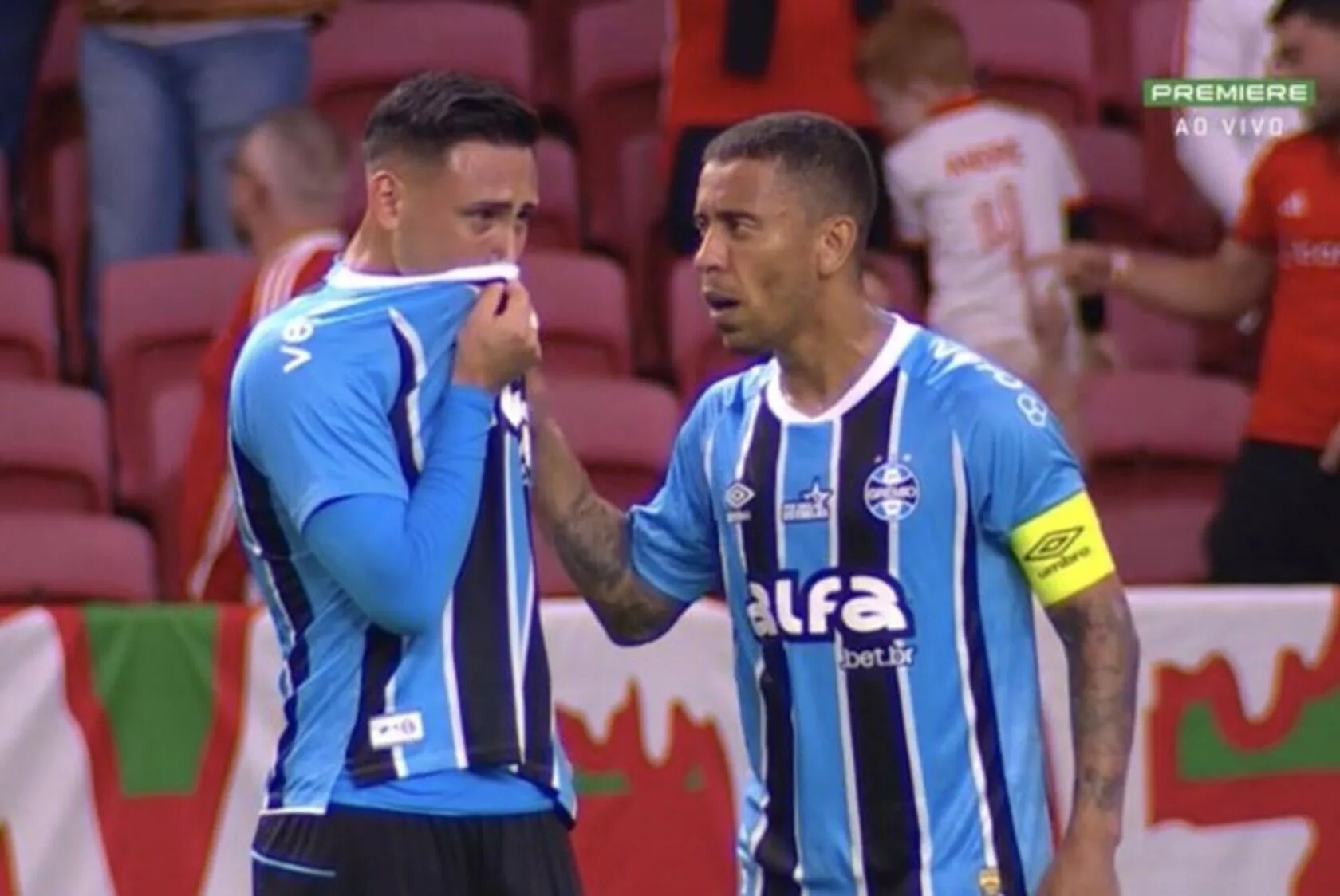 Noriega chora em campo após o 2° pênalti no Gre-Nal; Marcos Rocha consola Noriega chora no Gre-Nal