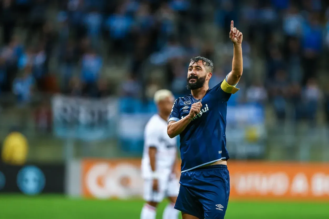 Ex-Grêmio, Douglas alega problemas financeiros e já é considerado foragido da Justiça Douglas ex-Grêmio